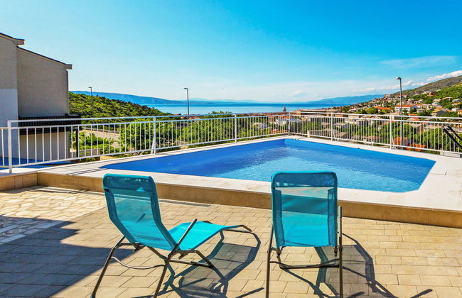 Apartamento de 2 quartos em Senj com piscina e terraço - Foto 1