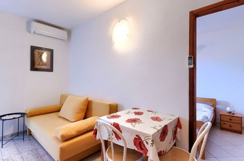 Foto 10 - Appartamento con 1 camera da letto a Rovinj con piscina e vista mare