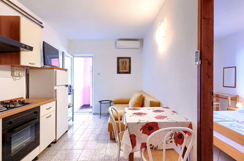 Photo 11 - 1 bedroom Apartment in Rovinj with swimming pool and garden