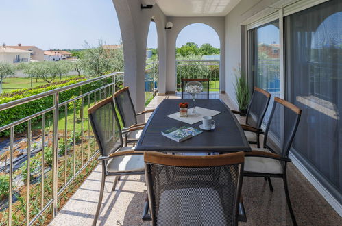 Photo 10 - 2 bedroom Apartment in Umag with garden and sea view