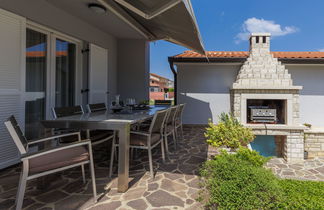 Photo 2 - 2 bedroom Apartment in Umag with garden and terrace