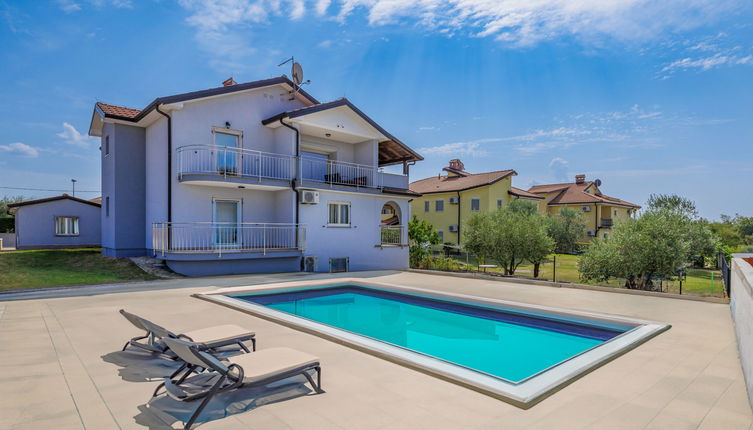 Photo 1 - Appartement de 2 chambres à Umag avec jardin et terrasse