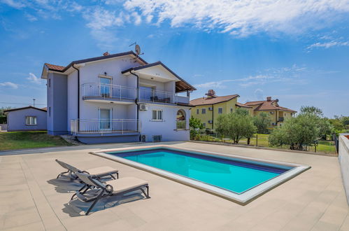 Photo 1 - Appartement de 2 chambres à Umag avec jardin et terrasse