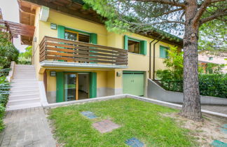 Photo 2 - Maison de 2 chambres à Lignano Sabbiadoro avec piscine et vues à la mer
