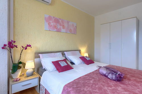 Foto 9 - Apartamento de 1 quarto em Poreč com jardim e terraço