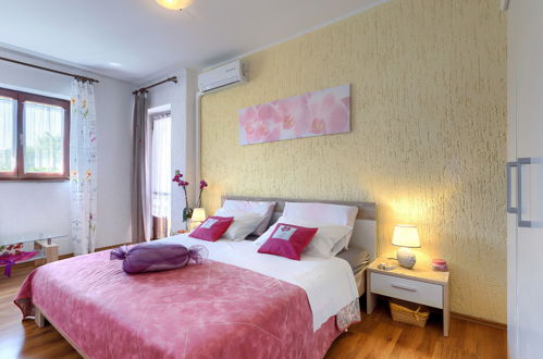 Foto 10 - Apartamento de 1 habitación en Poreč con jardín y vistas al mar