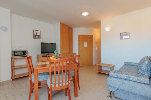 Foto 5 - Apartamento de 1 habitación en Nin con piscina y vistas al mar