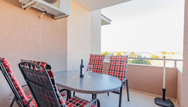 Apartamento de 2 quartos em Nin com piscina e jardim - Foto 2