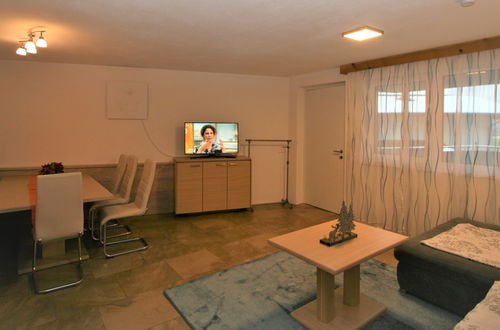 Photo 2 - 2 bedroom Apartment in Hart im Zillertal with garden and terrace