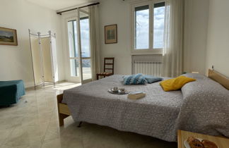 Foto 2 - Apartment mit 1 Schlafzimmer in Imperia mit terrasse und blick aufs meer