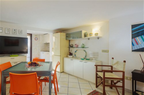 Foto 8 - Apartamento de 1 habitación en Viareggio con jardín y vistas al mar
