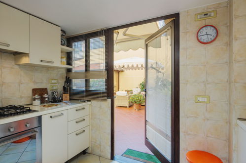 Foto 11 - Appartamento con 1 camera da letto a Viareggio con giardino e vista mare