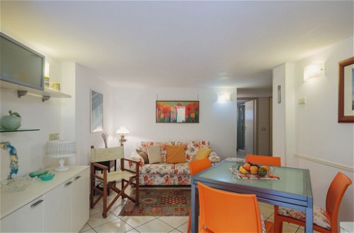 Foto 5 - Apartamento de 1 habitación en Viareggio con jardín y vistas al mar