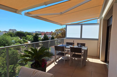 Photo 15 - 1 bedroom Apartment in Le Lavandou with garden and terrace