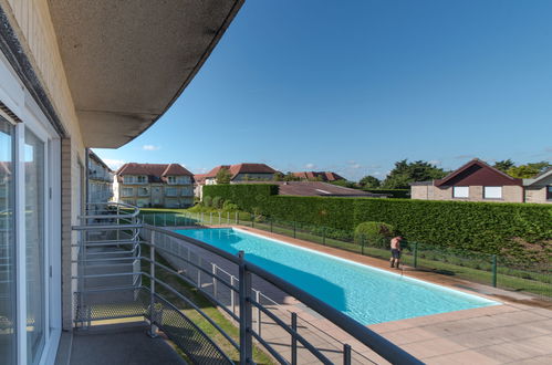 Foto 1 - Apartamento em De Haan com piscina e jardim