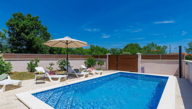 4 bedroom House in Marčana with private pool and garden - Photo 2