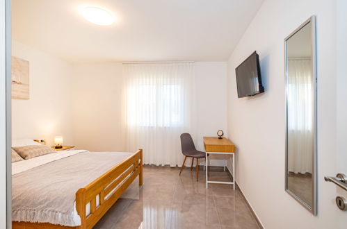 Foto 14 - Appartamento con 5 camere da letto a Novigrad con piscina privata e vista mare
