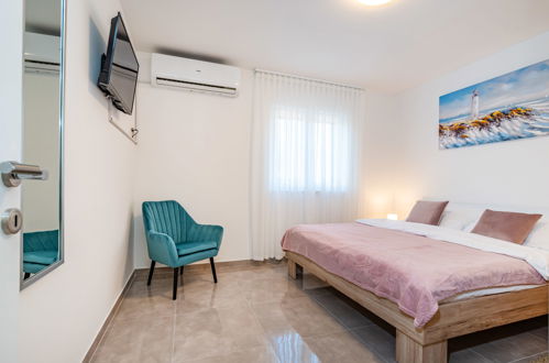 Foto 21 - Appartamento con 5 camere da letto a Novigrad con piscina privata e vista mare