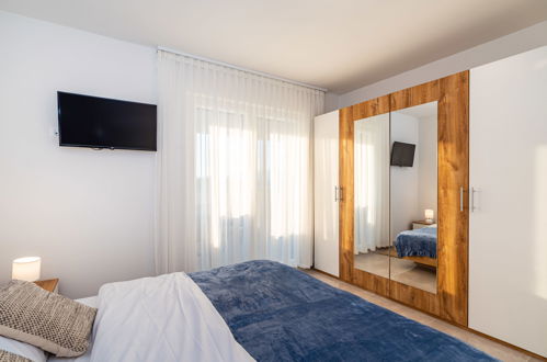 Foto 33 - Appartamento con 3 camere da letto a Novigrad con piscina e vista mare