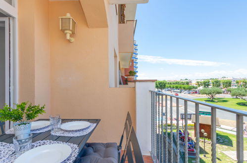 Foto 16 - Apartamento de 2 habitaciones en Castelló d'Empúries con vistas al mar