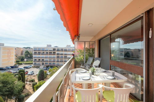 Foto 10 - Apartment mit 1 Schlafzimmer in Sainte-Maxime mit blick aufs meer