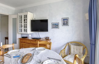 Foto 3 - Appartamento con 2 camere da letto a Six-Fours-les-Plages con vista mare