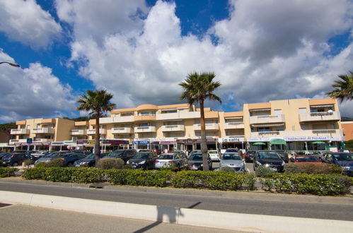 Foto 15 - Appartamento con 1 camera da letto a Cavalaire-sur-Mer con terrazza