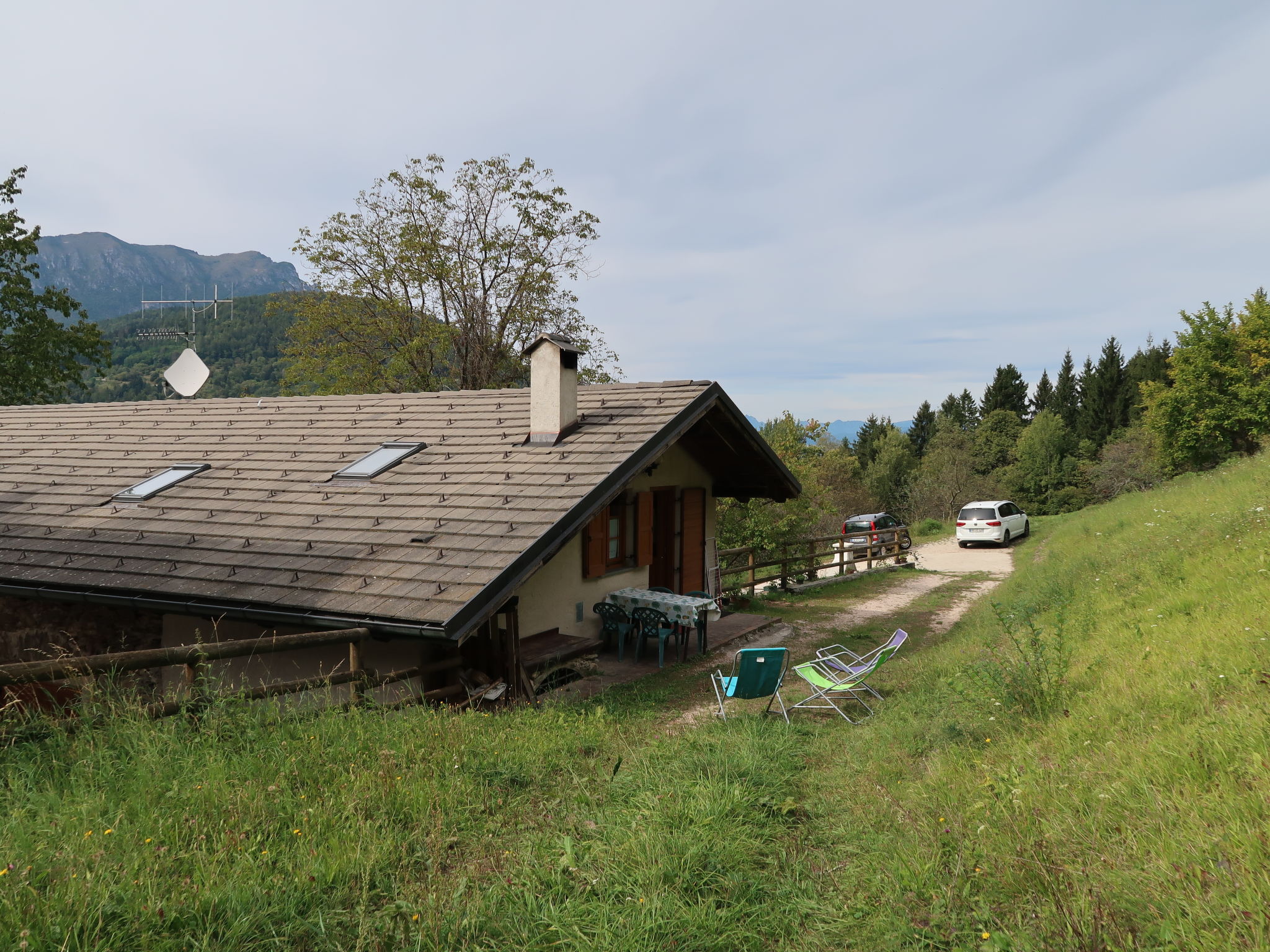 Foto 6 - Apartamento de 2 quartos em Calceranica al Lago com jardim e vista para a montanha