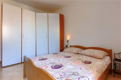 Foto 5 - Appartamento con 2 camere da letto a Ližnjan con piscina e vista mare