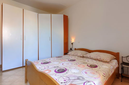 Foto 5 - Appartamento con 2 camere da letto a Ližnjan con piscina e giardino