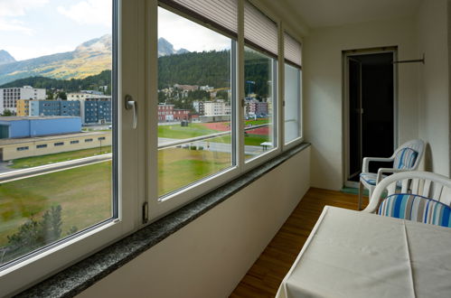 Foto 16 - Appartamento con 3 camere da letto a Sankt Moritz con giardino