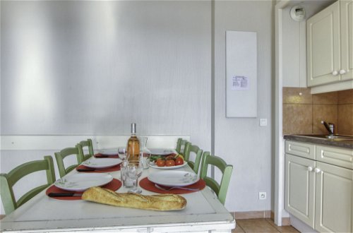Photo 26 - 2 bedroom Apartment in Six-Fours-les-Plages with swimming pool and sea view