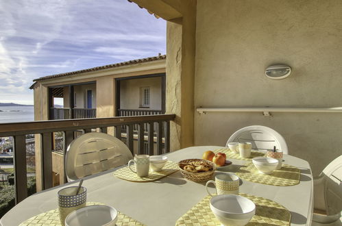 Photo 2 - Appartement de 2 chambres à Six-Fours-les-Plages avec piscine et vues à la mer