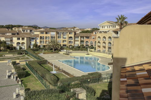 Photo 23 - 2 bedroom Apartment in Six-Fours-les-Plages with swimming pool and sea view