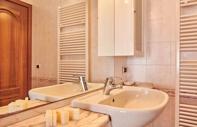 Casa de 4 quartos em Dongo com jardim e terraço - Foto 24