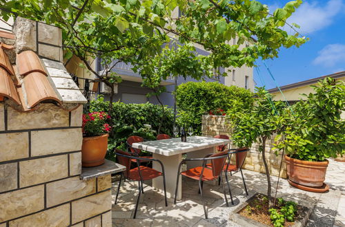 Foto 4 - Apartamento de 2 quartos em Umag com piscina e jardim