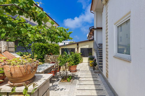 Foto 18 - Apartamento de 2 quartos em Umag com piscina e jardim