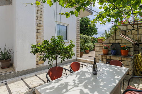 Foto 19 - Apartamento de 2 quartos em Umag com piscina e jardim