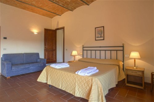 Photo 10 - 2 bedroom Apartment in Barberino Tavarnelle with swimming pool and garden