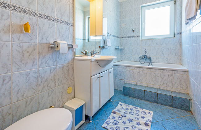 Appartamento con 2 camere da letto a Karlobag con piscina e terrazza - Foto 13