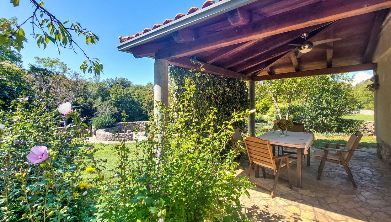 Casa de 2 quartos em Dobrinj com jardim e terraço - Foto 1