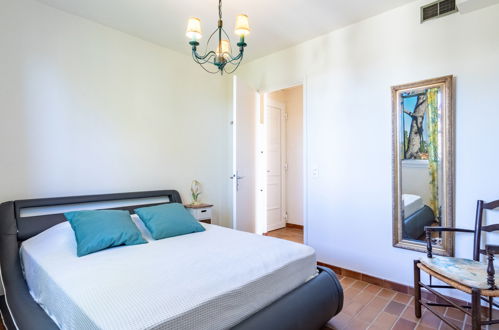 Foto 12 - Apartment mit 1 Schlafzimmer in Le Lavandou mit terrasse und blick aufs meer