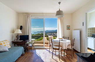 Foto 2 - Appartamento con 1 camera da letto a Le Lavandou con terrazza e vista mare