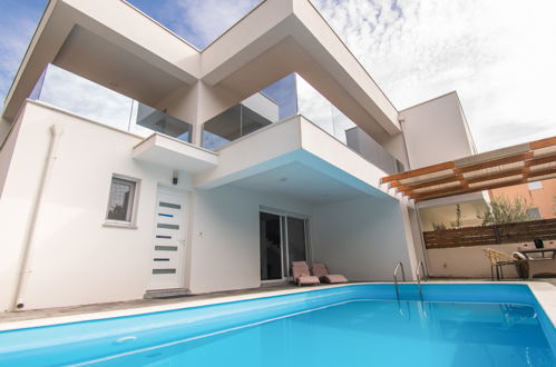 Foto 31 - Casa de 3 quartos em Vodice com piscina privada e vistas do mar