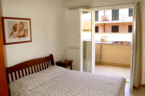 Foto 10 - Appartamento con 1 camera da letto a Imperia con piscina e vista mare