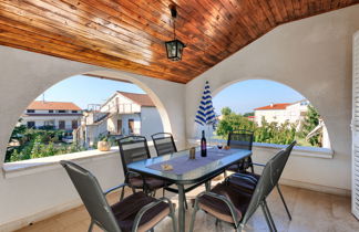 Foto 2 - Apartamento de 3 quartos em Poreč com jardim e terraço