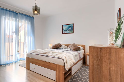 Foto 4 - Appartamento con 3 camere da letto a Poreč con terrazza e vista mare