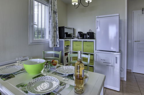 Foto 3 - Appartamento con 1 camera da letto a Six-Fours-les-Plages con piscina e giardino