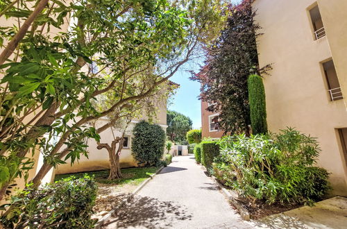 Photo 32 - 1 bedroom Apartment in Six-Fours-les-Plages with swimming pool and garden