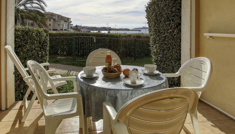 Foto 1 - Appartamento con 1 camera da letto a Six-Fours-les-Plages con piscina e vista mare